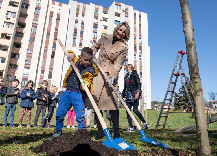 Najmlađi Puležani u sadnji stabala s dogradonačelnicom Puh Belci