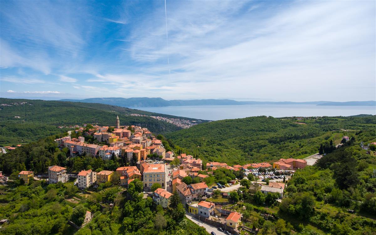 Stigla prva marčana bura uz malo snijega u gorju, u Labinu udari bure 109 km/h