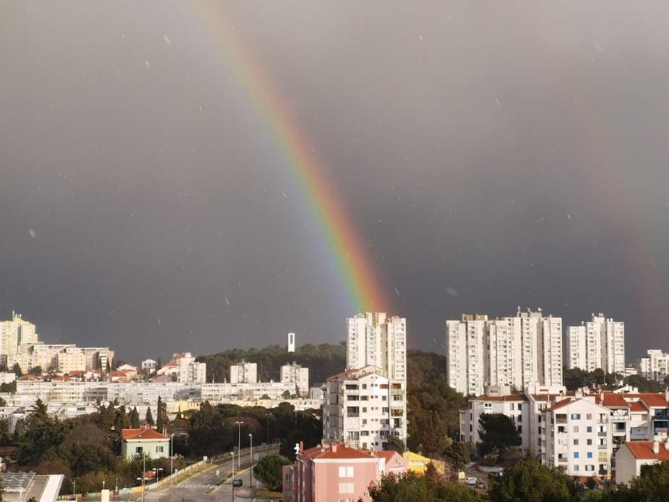 Uz kišu i sunce u Puli zalepršale snježne pahulje