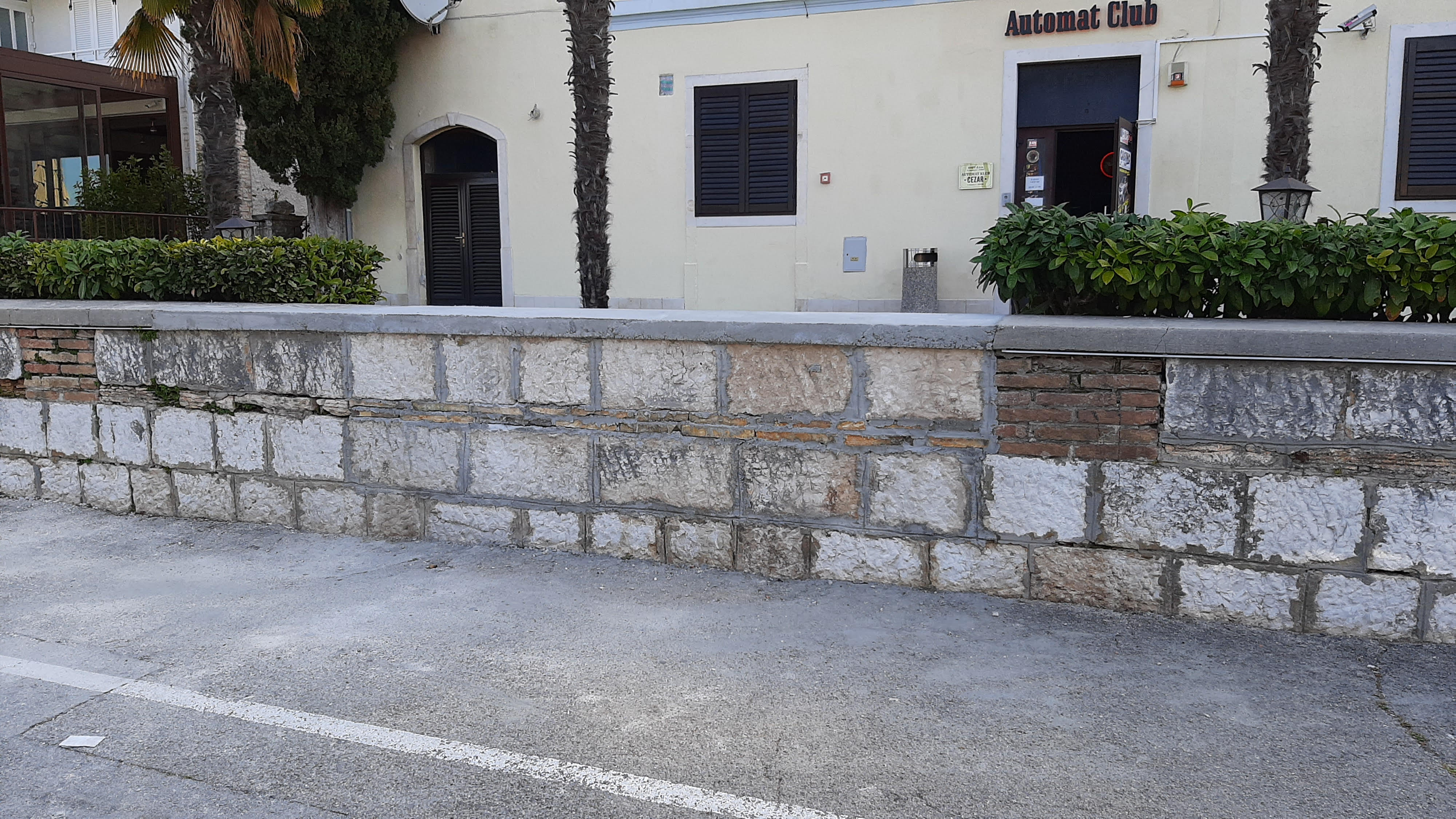 Rovinj: Nakon što je bespravno srušen zbog lakšeg ulaska u casino, zid ponovno vraćen u prvobitno stanje