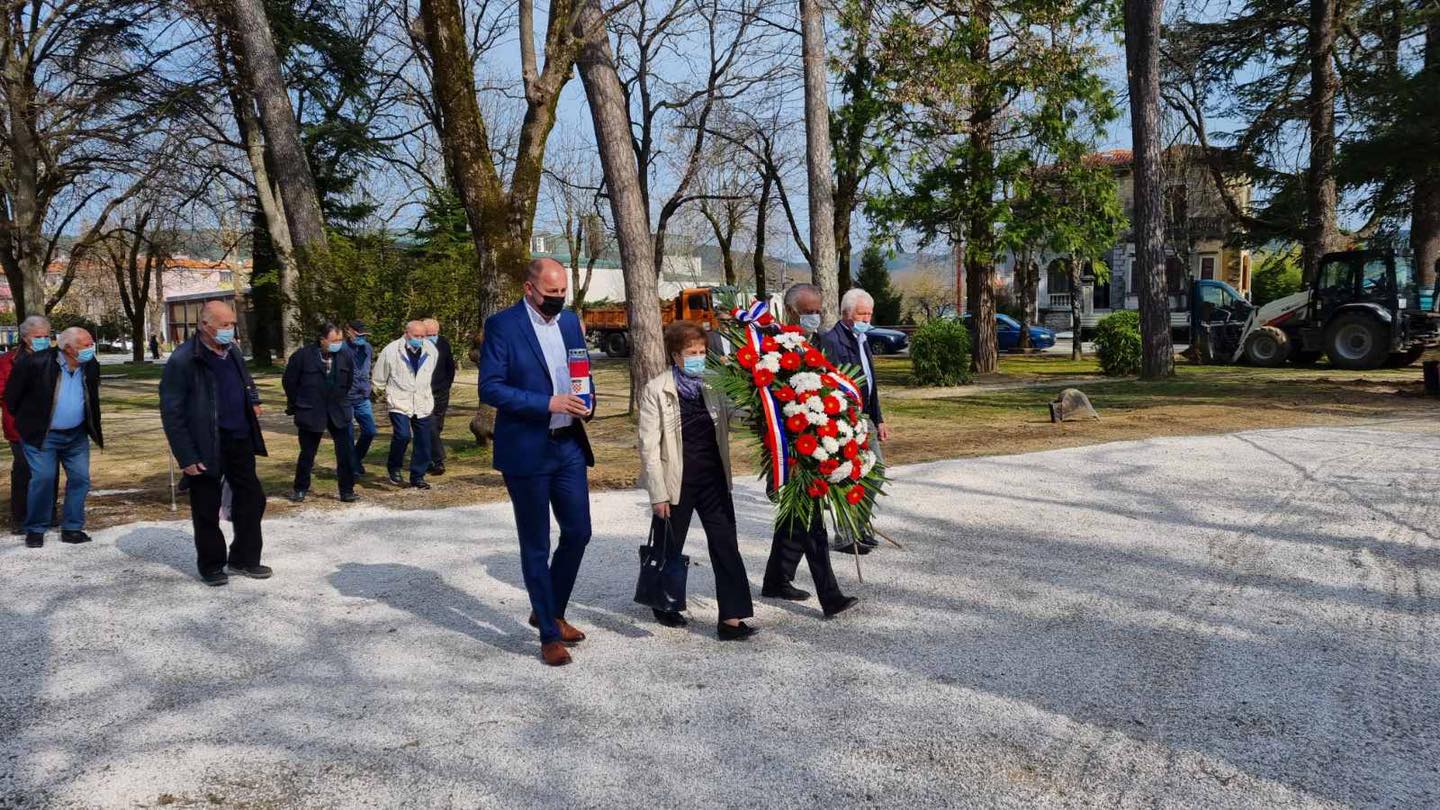 SJEĆANJE NA USKRS 1944. U Pazinu položen vijenac u čast 13 žrtava