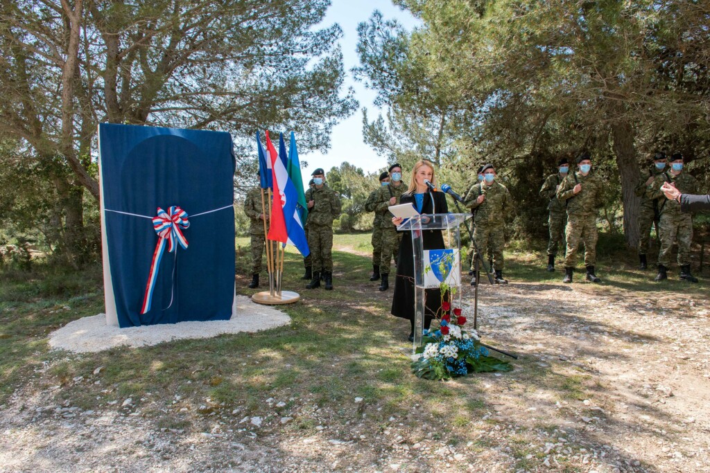 NA KAMENJAKU Svečano otkrivena kamena skulptura 119. brigade
