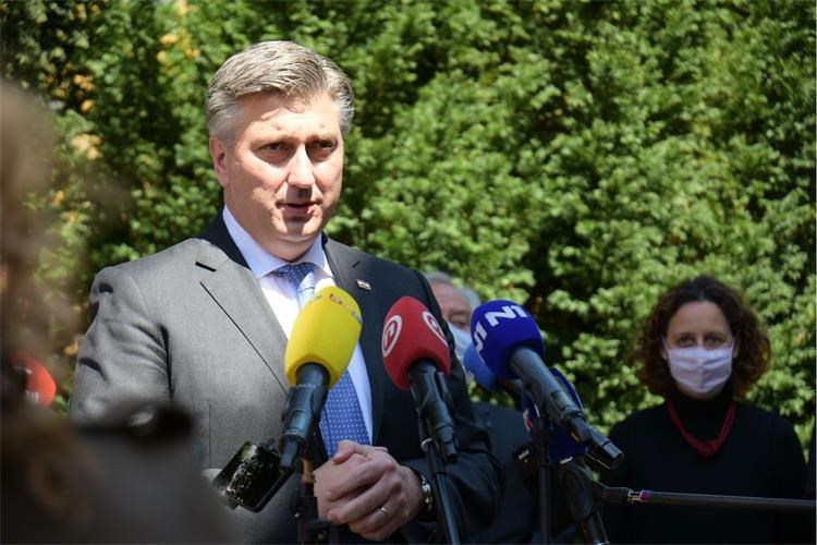 Premijer Plenković posjetio brodogradilište Uljanik ČESTITAO DIREKTORU NA DOSADAŠNJIM AKTIVNOSTIMA