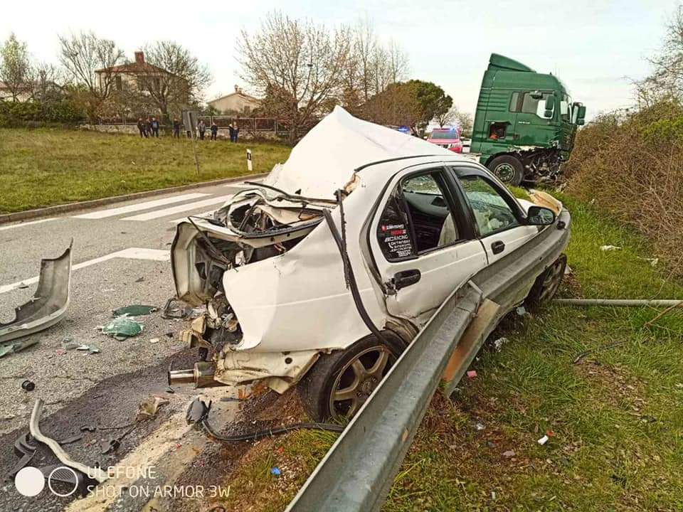 Strašni prizori nesreće na Žminjštini VATROGASCI MLADIĆA IZVLAČILI IZ AUTOMOBILA 