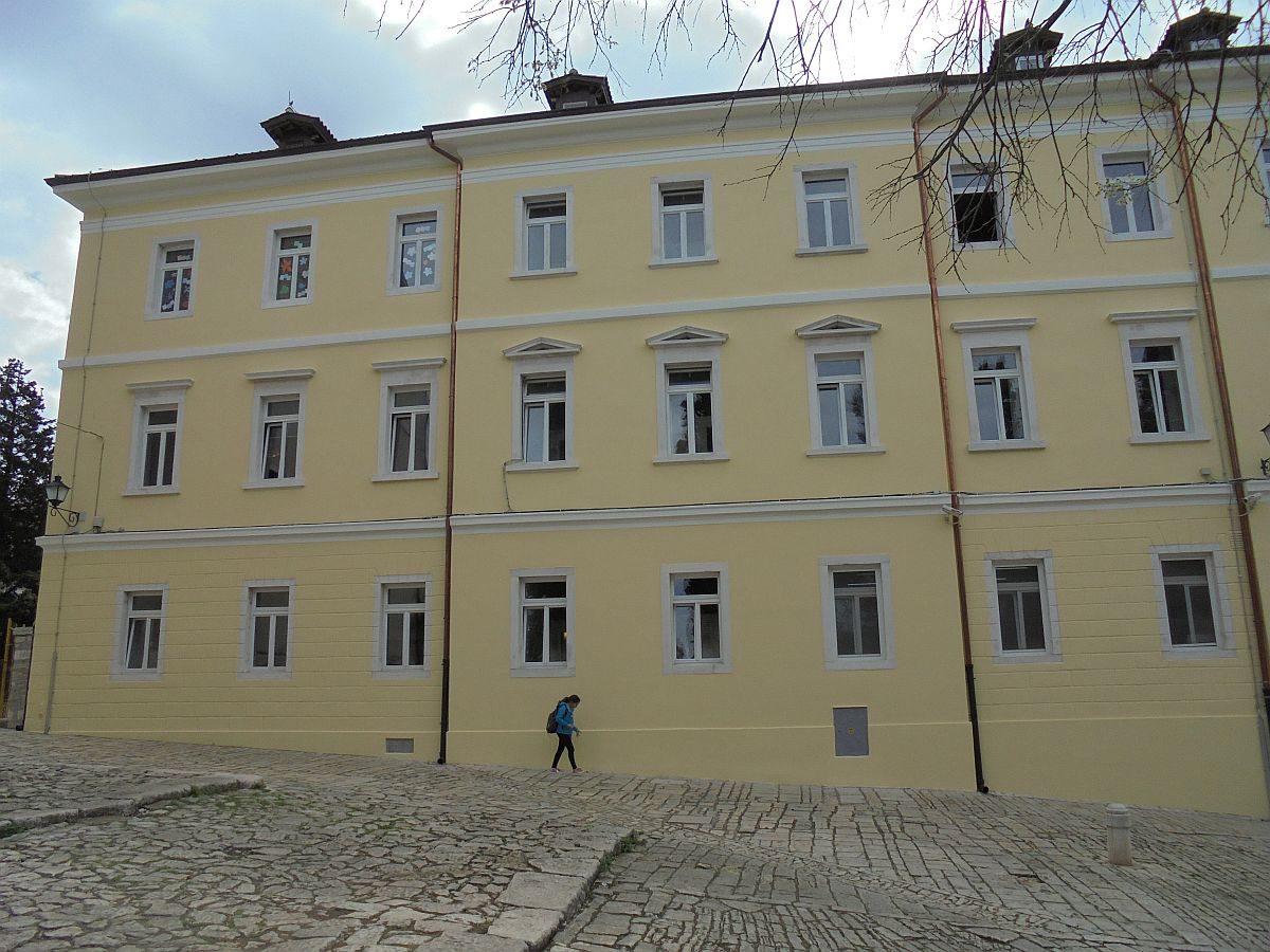 Učenici nižih razreda u Istri od danas ponovno u školskim klupama