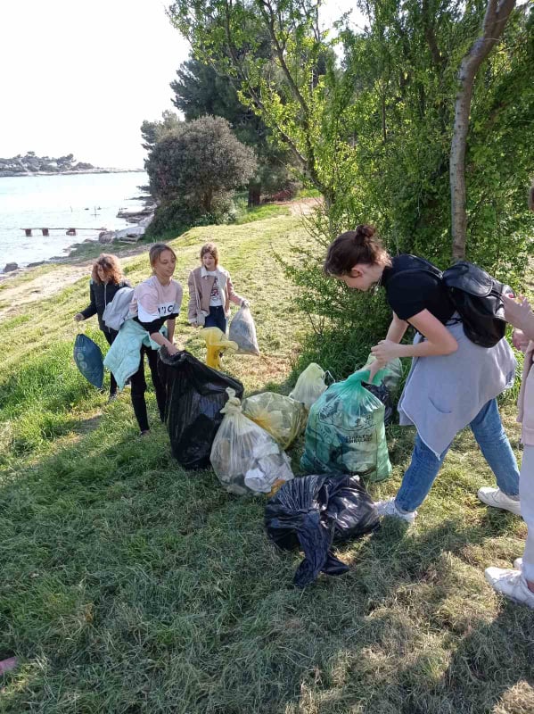 Članovi Eko-grupe pulske OŠ Kaštanjer čišćenjem Valovina ukazali na štetnost plastike u moru