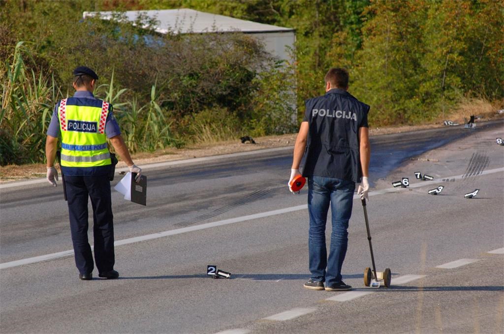 KOD UMAGA Češki motociklist teško ozlijeđen nakon što je sletio sa ceste te udario u rasvjetni stup i metalnu ogradu