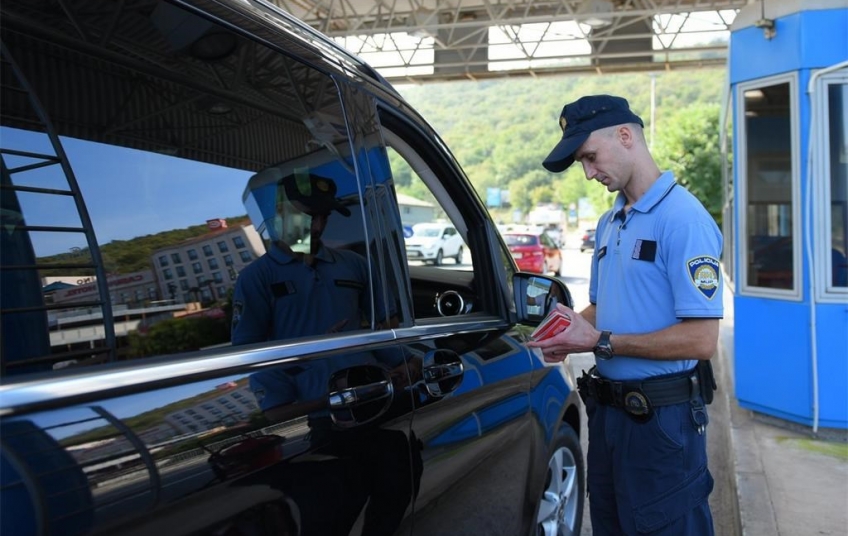MLADE SLOVENKE I DVA NIJEMCA Ulovljeni na granici s lažnim PCR testovima