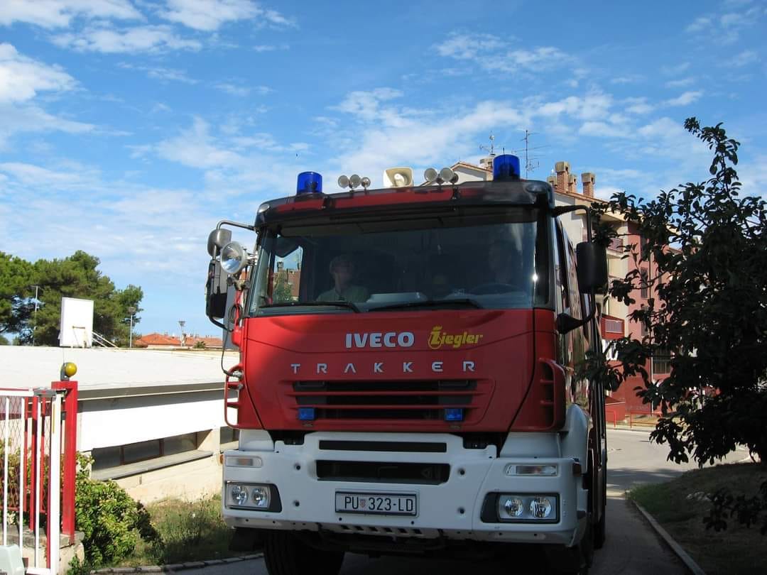 Policija utvrđuje okolnosti nastanka požara automobila u Funtani