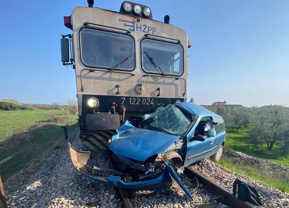 U naletu vlaka na automobil, poginula jedna osoba