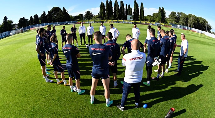 BOŽINOVIĆ POZVAO LOKALNE VLASTI da NE organiziraju FAN ZONE