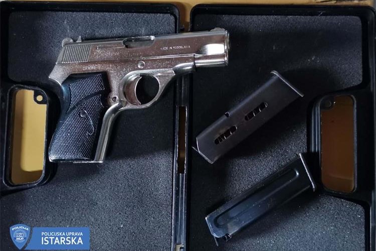 Pulska policija privela još troje preprodavača droge