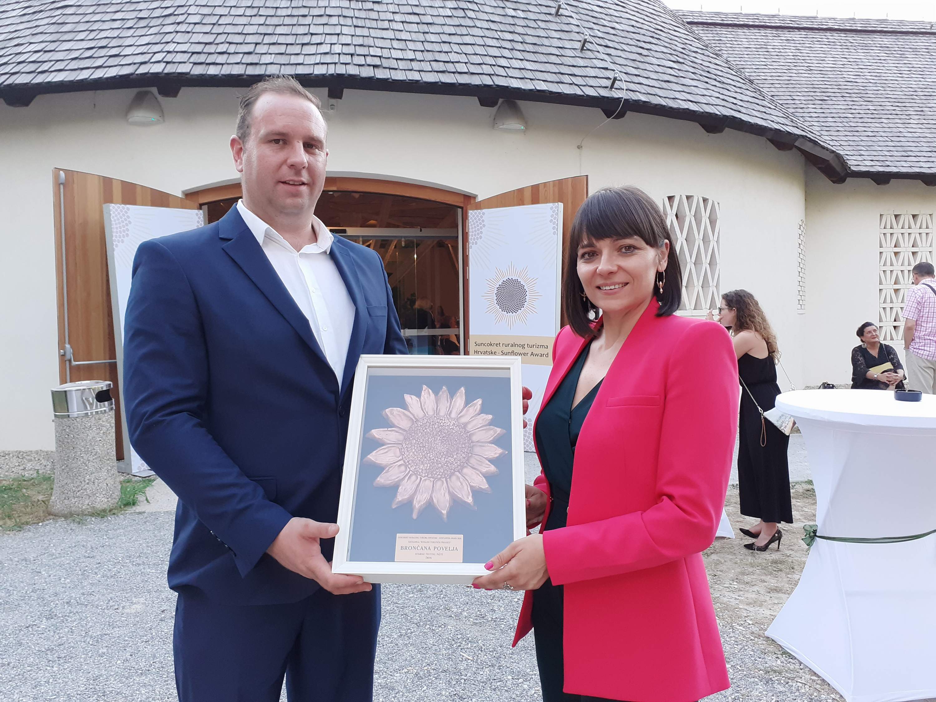Brončani SUNCOKRET RURALNOG TURIZMA Istarskom festivalu pašte u Žminju