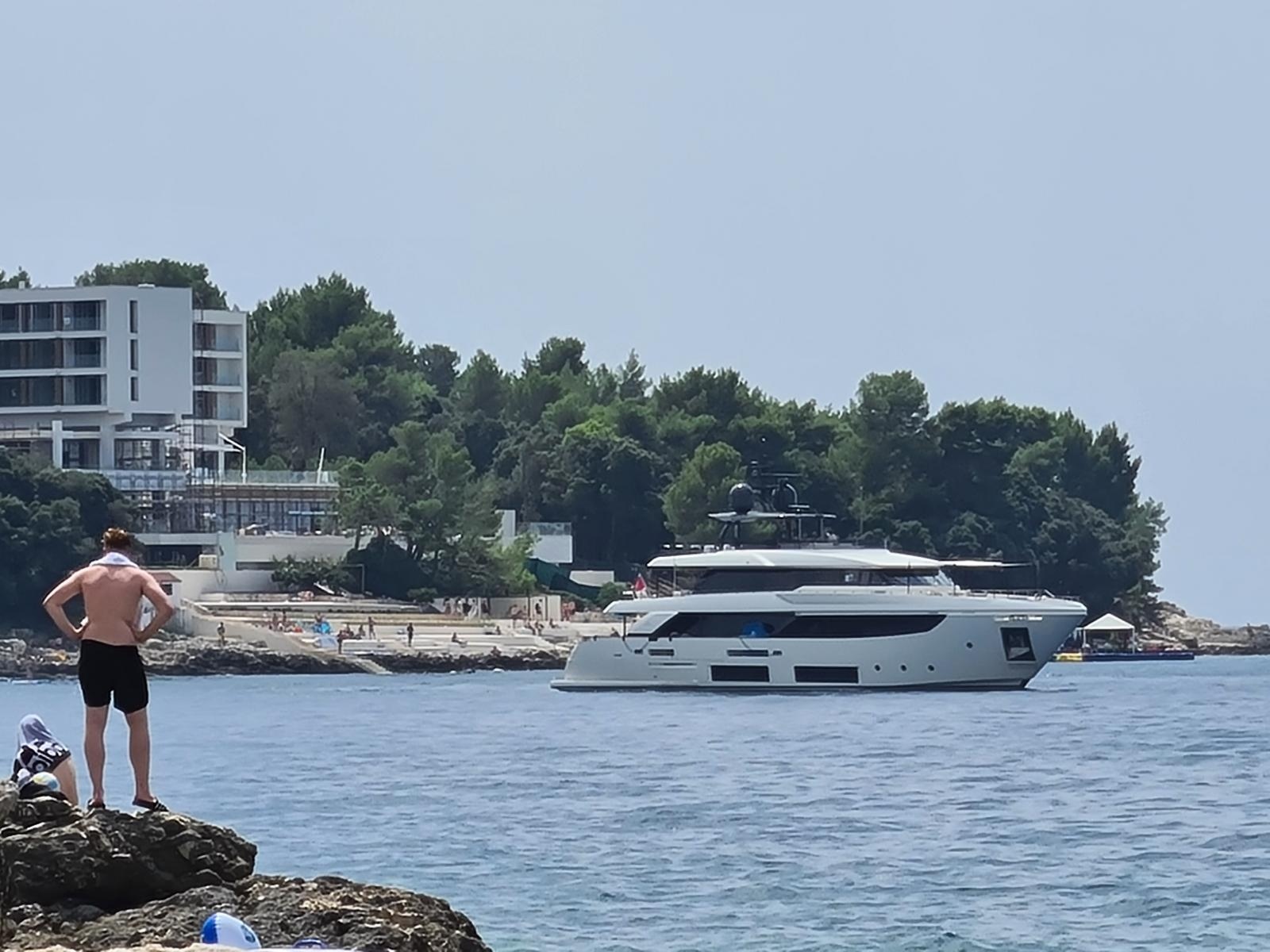 UNATOČ ZABRANI Jahta velikom brzinom uplovila na plažu Ambrela i uznemirila kupače
