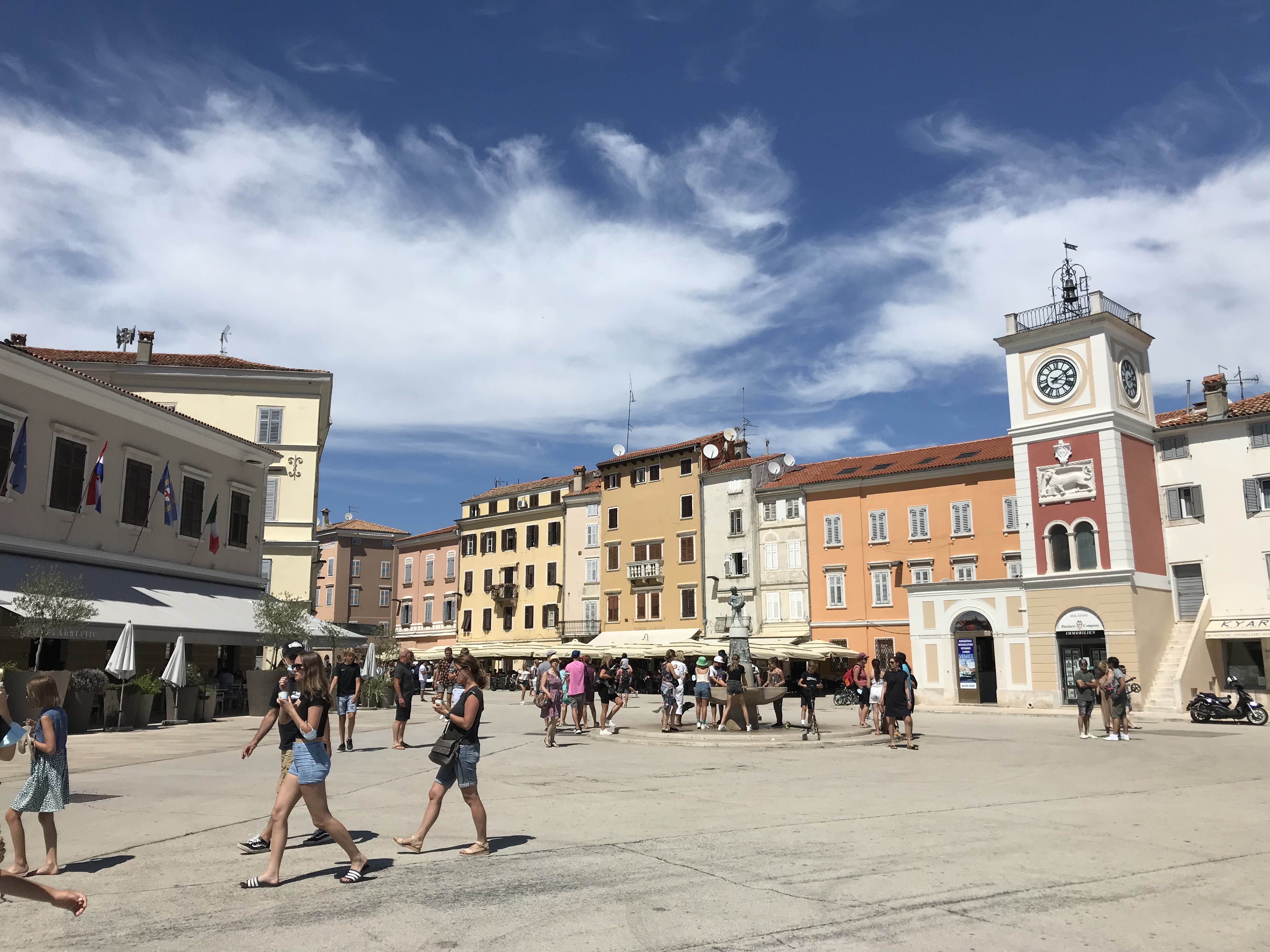 ROVINJ Djevojčica u zimskoj jakni, džemperu i rukavicama zalutala na 35 stupnjeva