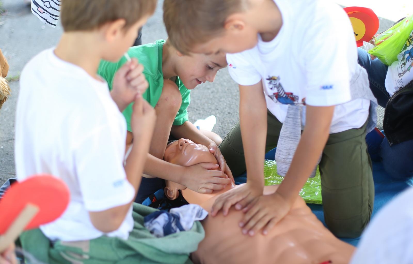 SVJETSKI DAN PRVE POMOĆI Ove godine usmjeren na edukaciju djece i mladih ljudi 'SVATKO MOŽE SPASITI ŽIVOT'