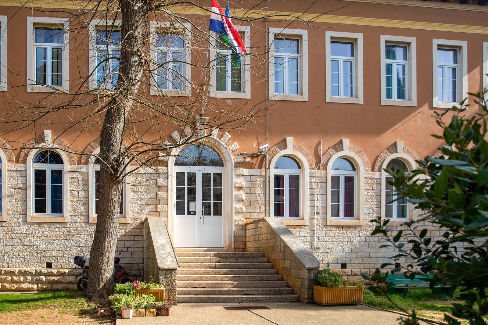 Učiteljici u Fažani ulio dezinficijens u vodu, ravnateljica kaže: 'To su mala djeca, svakom se može dogoditi…'