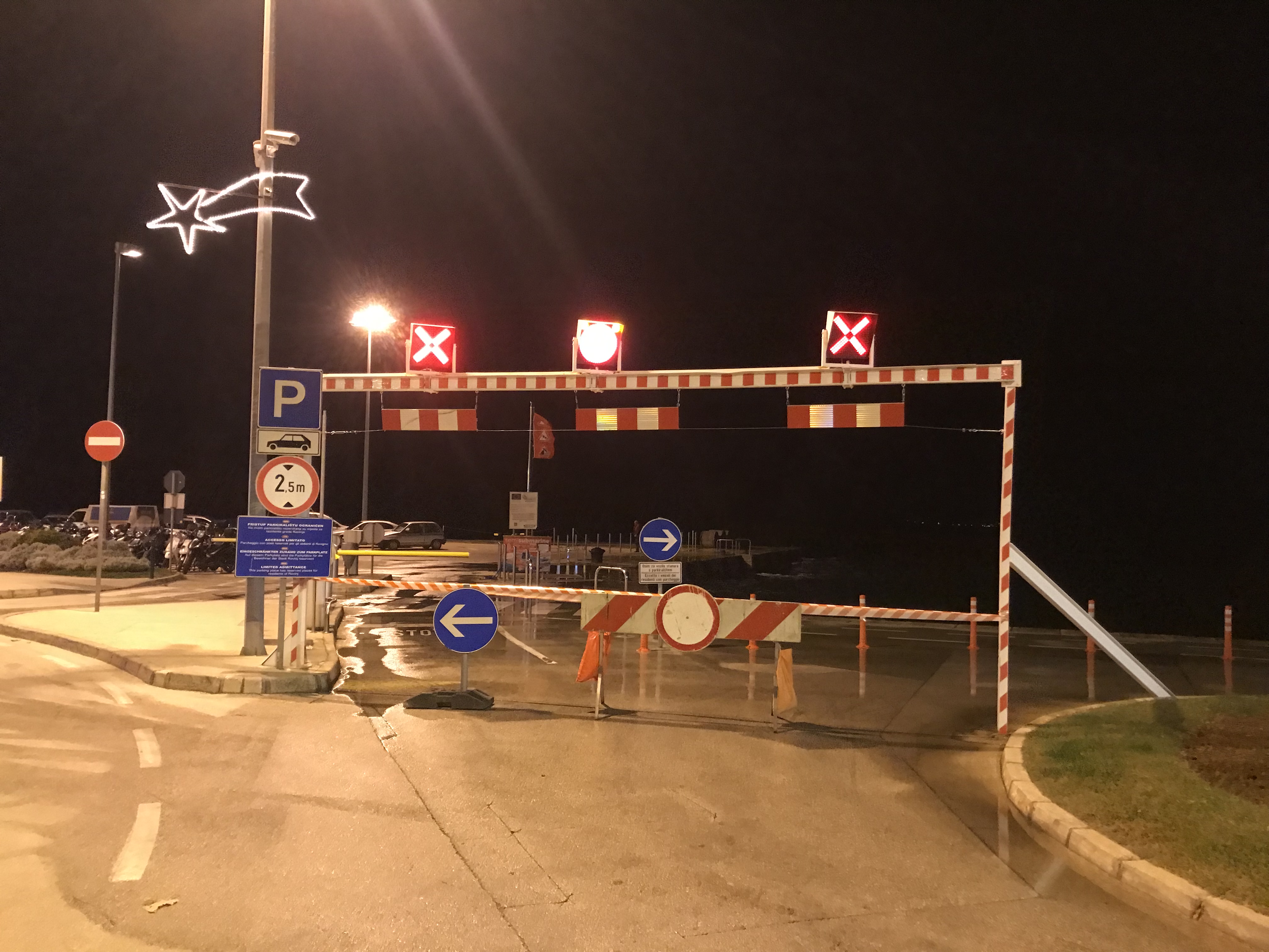 POPLAVILA ROVINJSKA VALDIBORA Uzburkano more zatvorilo parking
