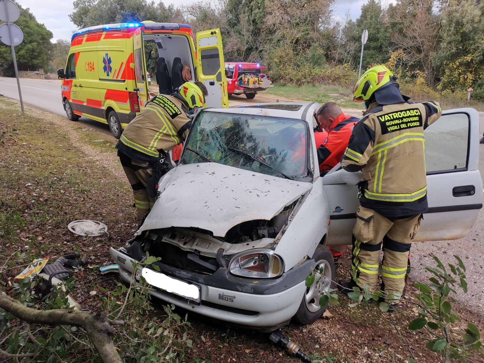 IZLIJETANJE OSOBNOG VOZILA U ROVINJU Jedna osoba ozlijeđena i prevezena u pulsku bolnicu