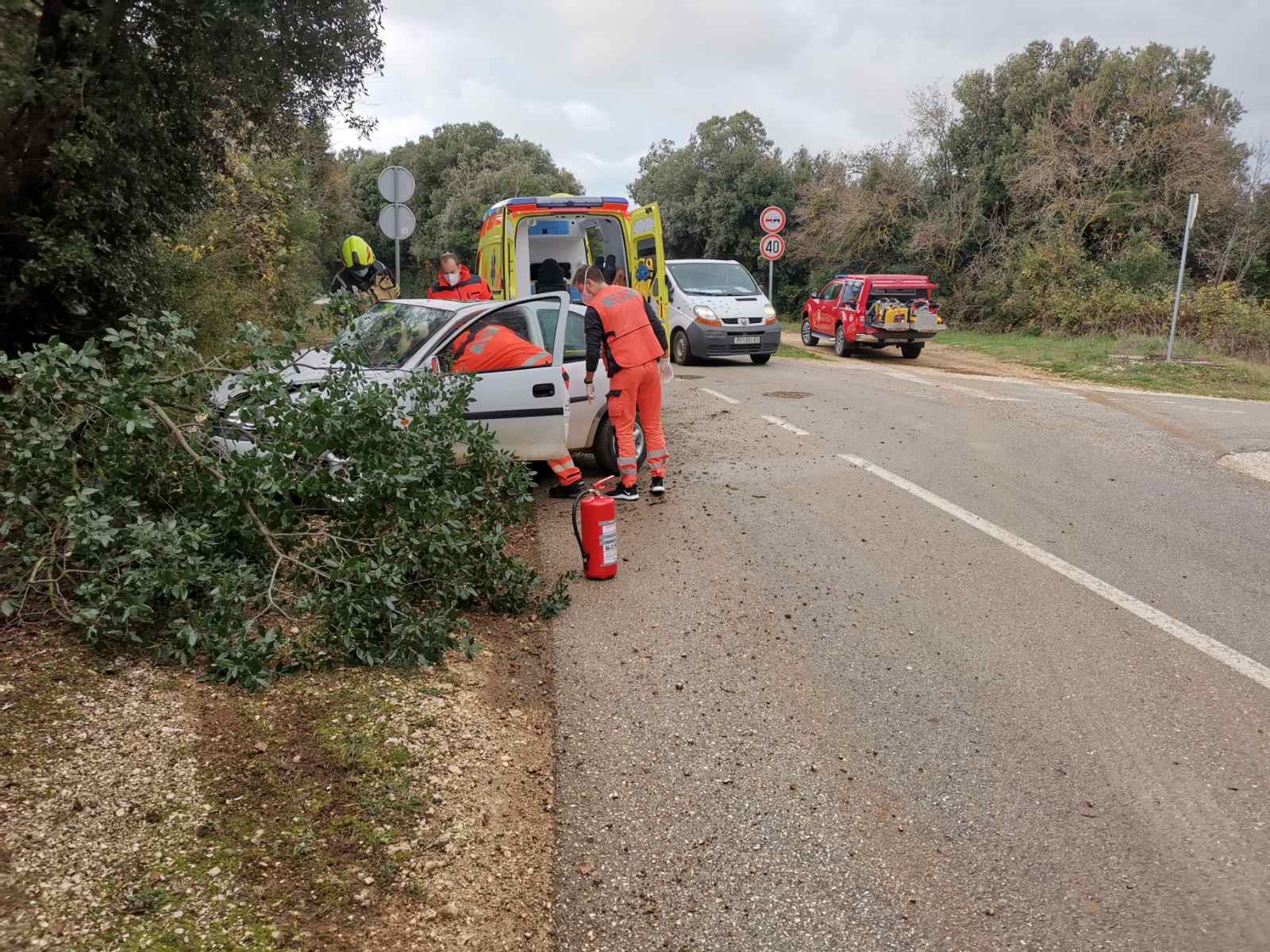 ZABIO SE U STABLO I SMRSKAO AUTO U nesreći u Rovinju teško ozlijeđen 68-godišnjak