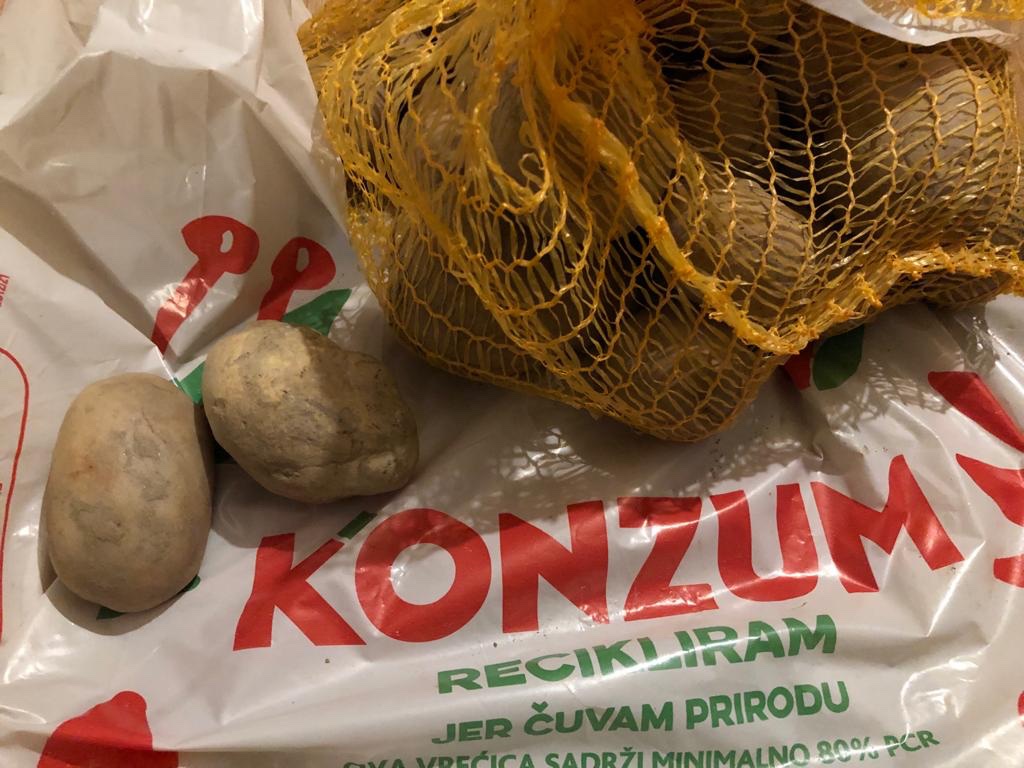 APSURD! Čitatelj: 'U Rovinju sam kupio krumpire, a u vreći pronašao kamenje'
