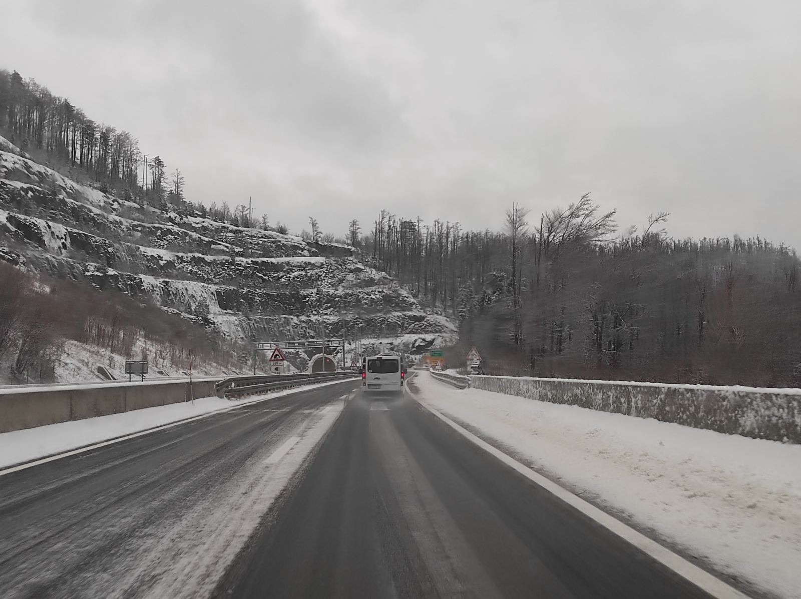 Sutra na obali sunčano, u unutrašnjosti snijeg