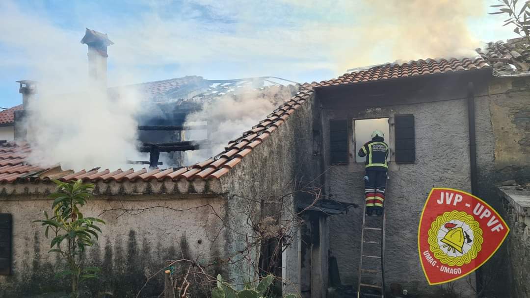 Antonci: U požaru izgorjela kuća, interveniralo 11 vatrogasaca