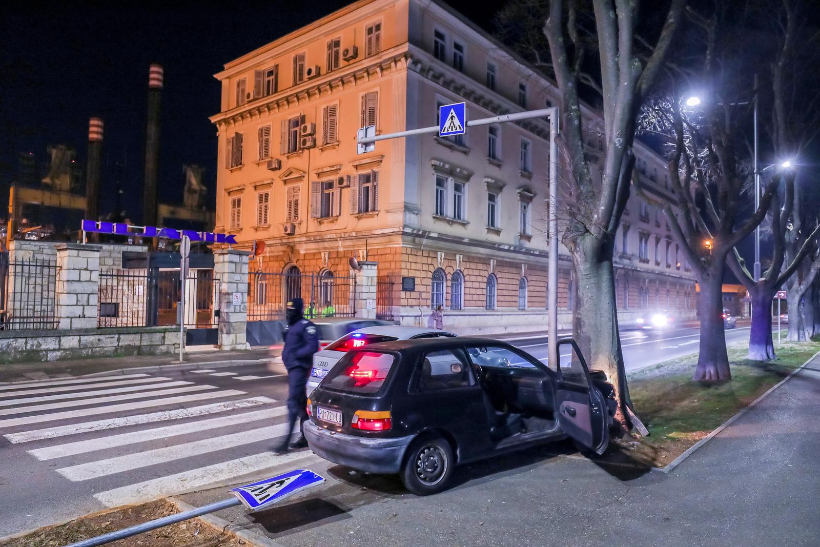 FOTO: Maloljetnici ukrali automobil pa se nakon potjere zabili u stablo ispred Uljanika JEDAN UHIĆEN, DVOJE I DALJE U BIJEGU