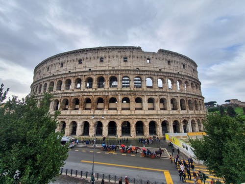 SUSJEDI POPUŠTAJU MJERE U Italiji maske na otvorenom više nisu obavezne, otvaraju se klubovi