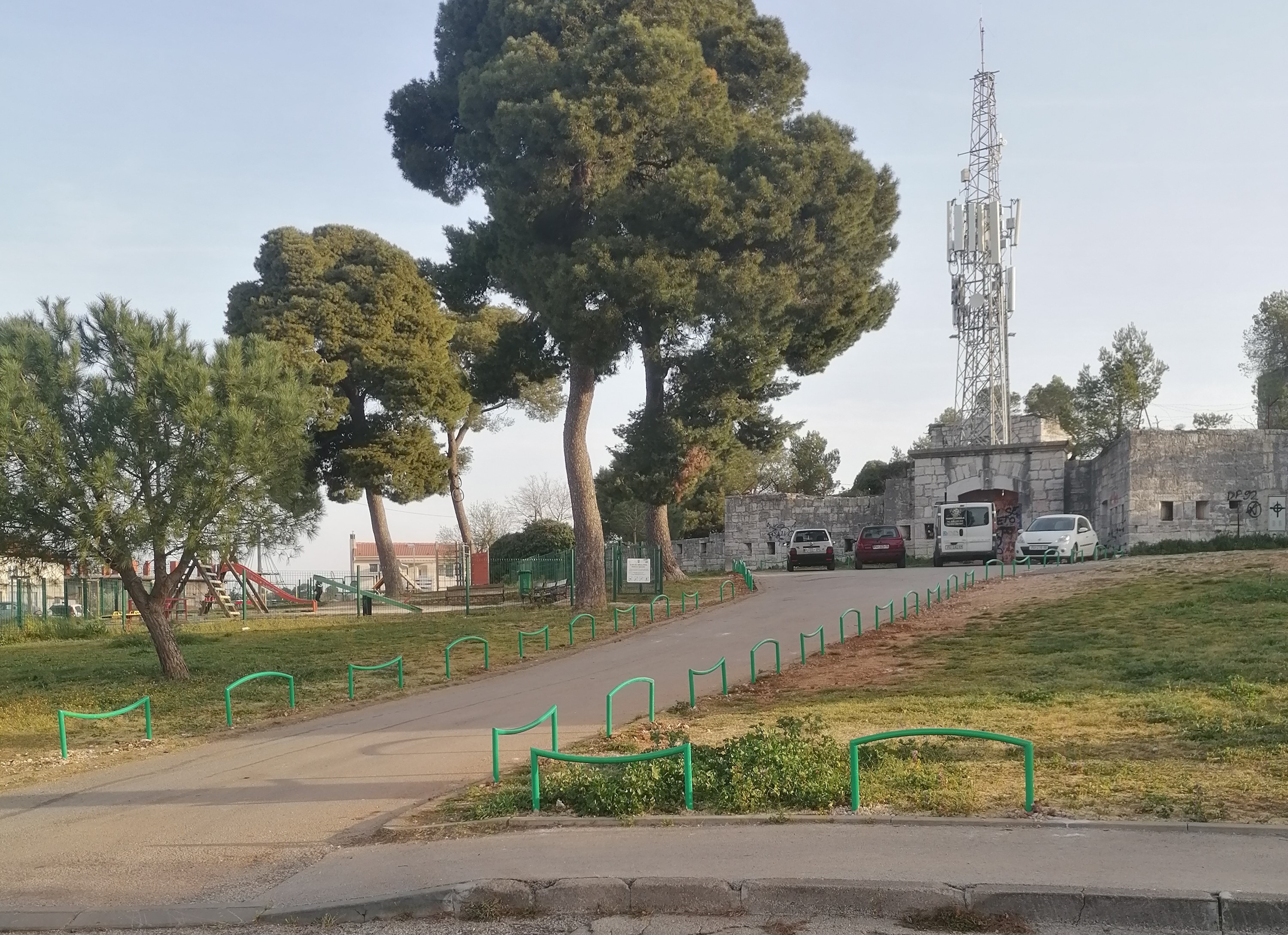 Postavljene zaštitne prepreke uz pristupnu prometnicu 'Fort Monvidal'