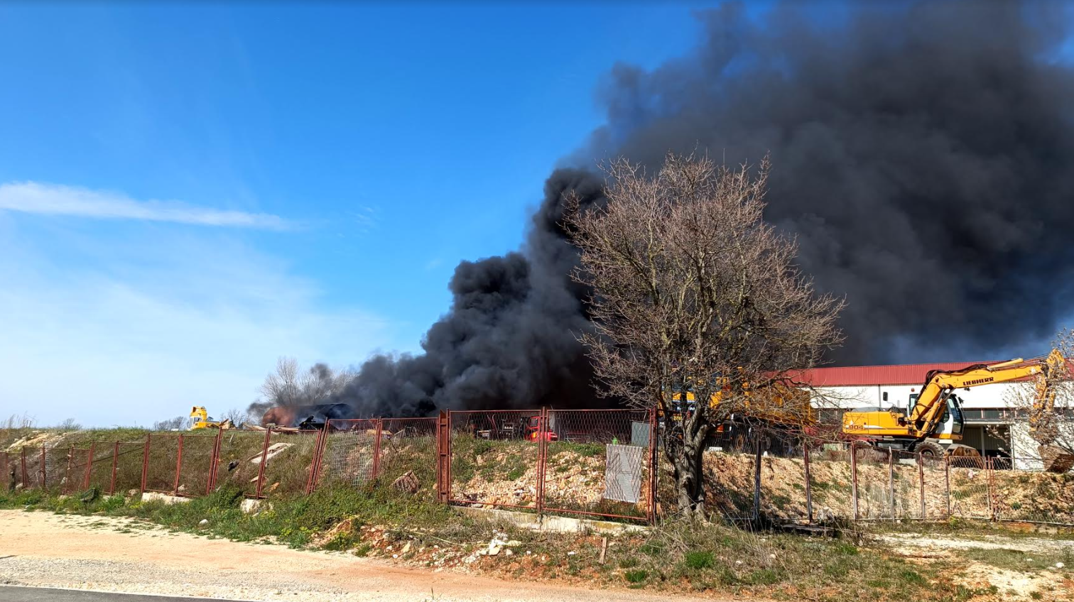 Veliki crni dim iznad poslovne zone u Vodnjanu POŽAR U KRUGU BIVŠEG ULJANIKA