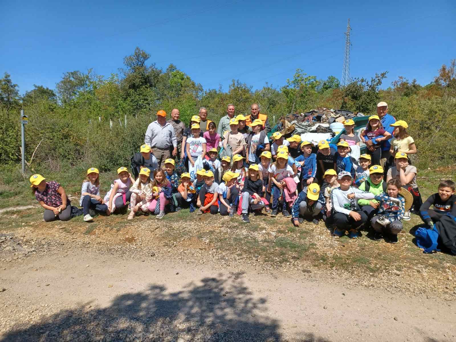 Učenici škole u Rovinjskom Selu, njihove učiteljice i lovci OČISTILI PERIČINU GLAVICU OD GODINAMA NAKUPLJANOG OTPADA