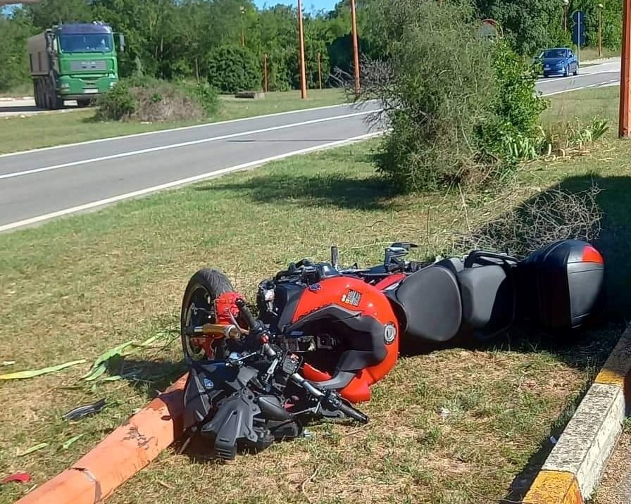NESREĆA U SOŠIĆIMA Motociklom se zabio u rasvjetni stup pa podletio pod auto