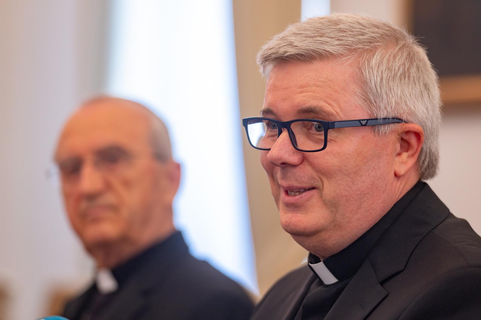 USUSRET REĐENJU Mons. Milan Zgrablić: 'Obogaćujemo se materijalno, ali to je prolazno. Ostaje jedino ljubav'