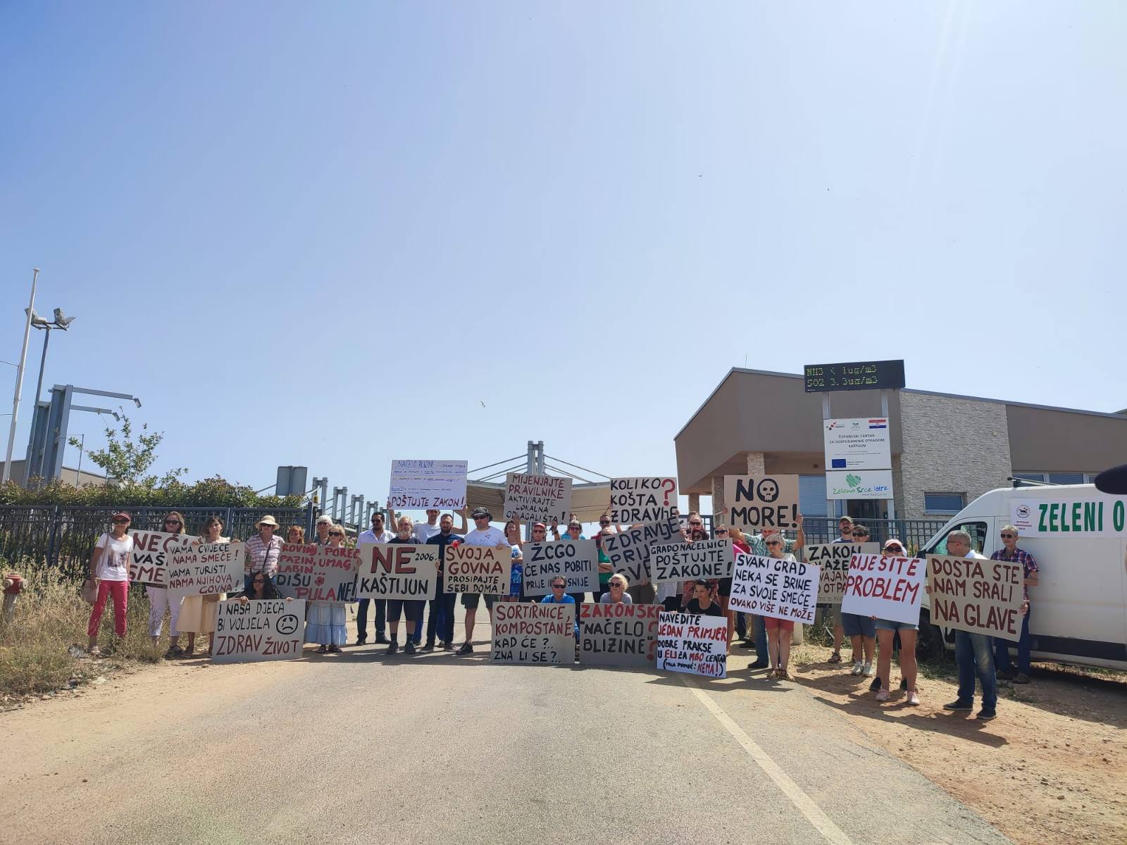 VELIKA FOTO GALERIJA: Dio građana prosvjeduje ispred Kaštijuna 'SVOJA GOV*A PROSIPAJTE SEBI DOMA'