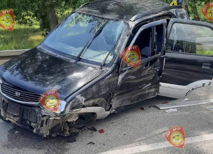 U sudaru dva automobila vatrogasci izvlačili jednu osobu