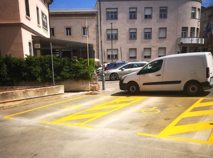 DRUŠTVO INVALIDA NAJAVILO PROSVJED U PULI Iz Grada poručuju: Pristup za osobe s invaliditetom i dalje će se odvijati potpuno nesmetano