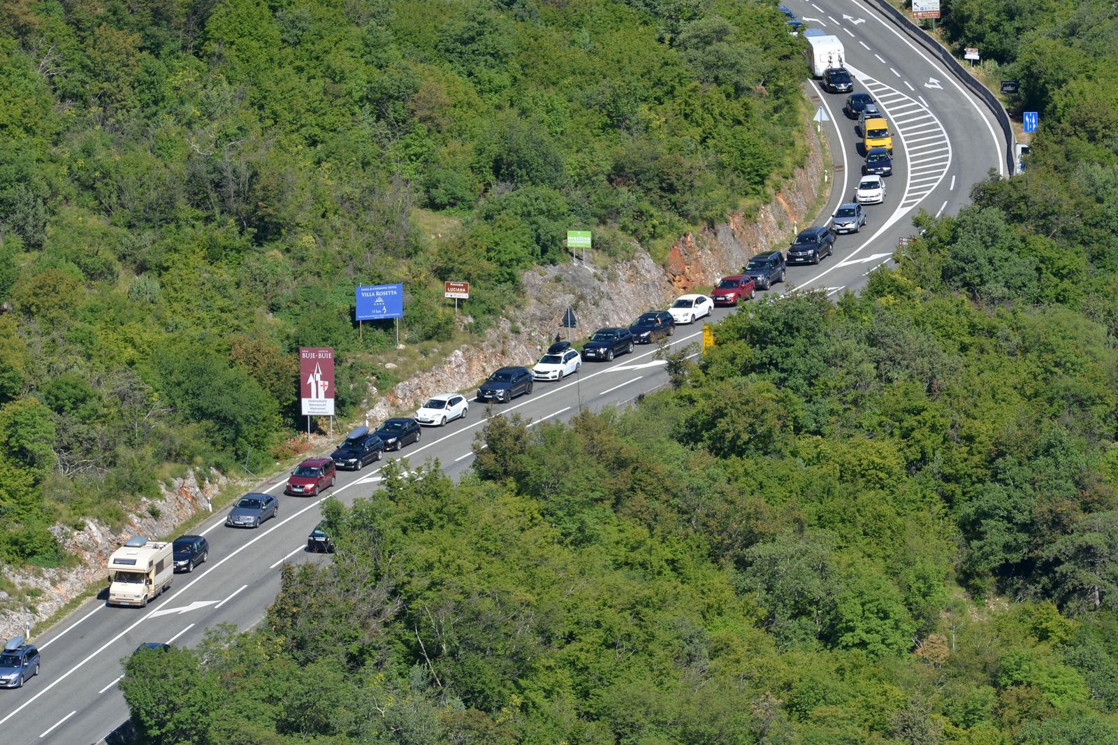 KOLONE SE PROTEŽU NA ISTARSKI IPSILON Vrlo gust promet prema moru i na graničnim prijelazima