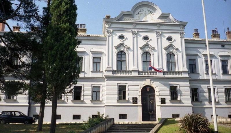 Zbog brojnih prijetnji izvanbračnoj supruzi i sve to pred očima djeteta, određene mu mjere zabrane