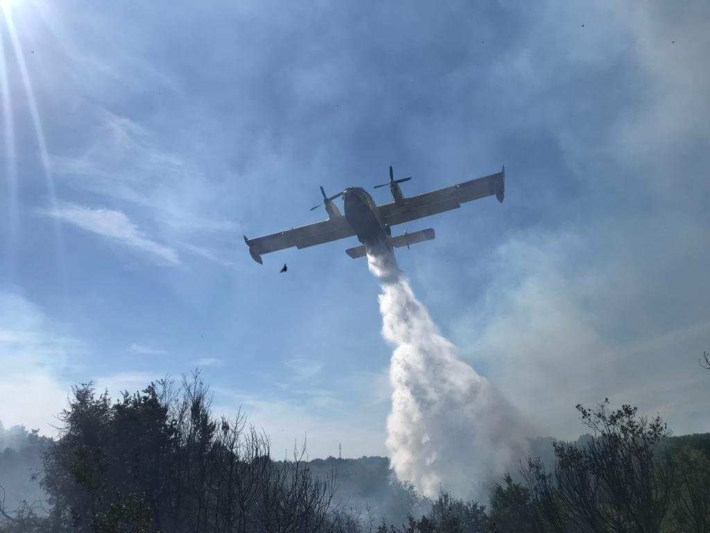 Izbio požar podno Učke GASILA GA I DVA KANADERA