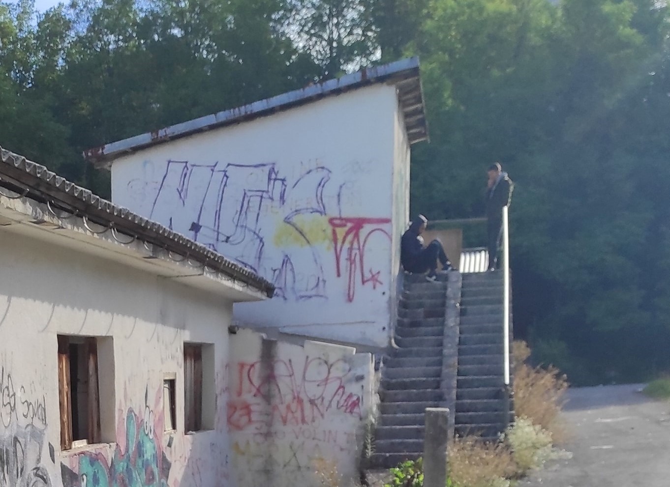 VELIKI BROJ MIGRANATA NA ULICAMA PAZINA Provaljeno je i u objekt bivše Vojarne