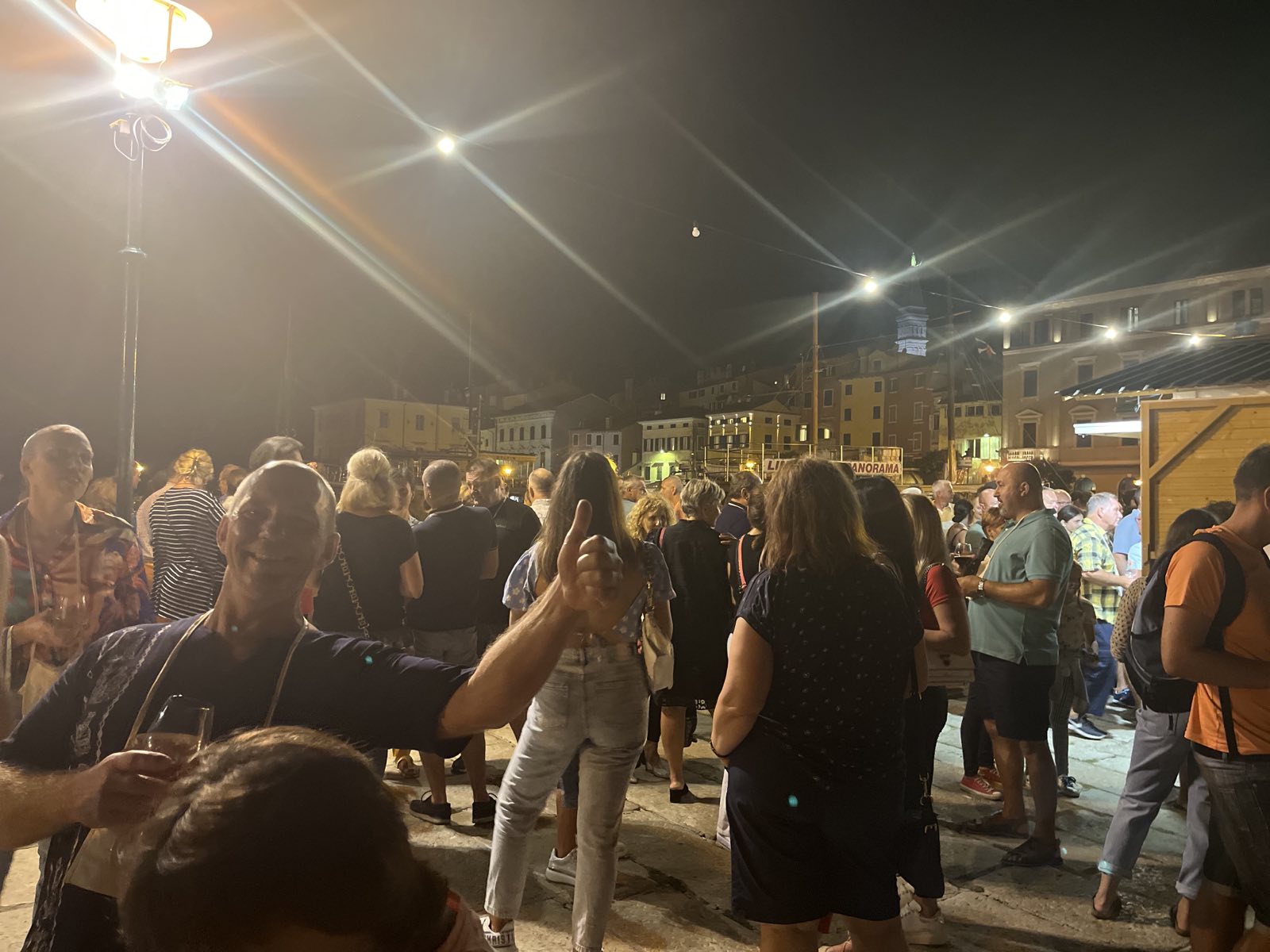 ODLIČNA ZABAVA I DRUŽENJE UZ ČAŠU DOBROG ROVINJSKOG VINA  U čast svetoj Eufemiji održan 17. Festival vina