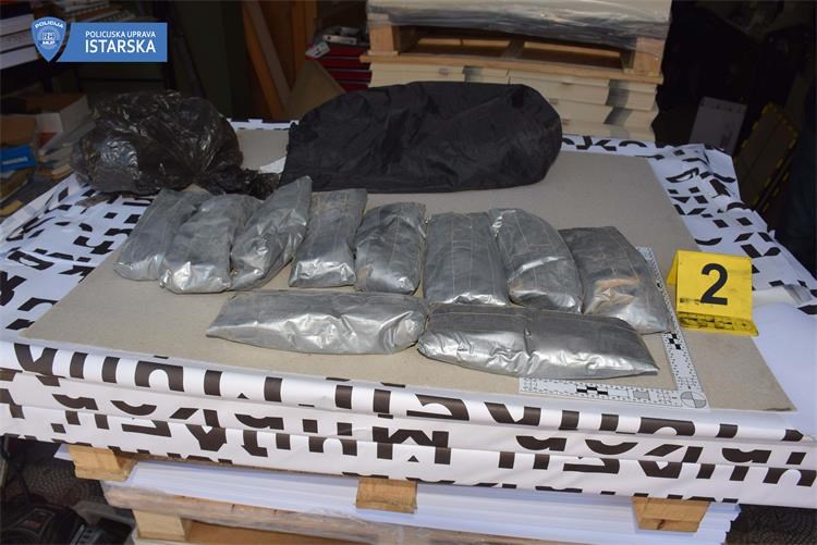 RAZOTKRIVENO ISTARSKO NARKOTRŽIŠTE Ulovljeni članovi zločinačkog udruženja koji su krijumčarili heroin