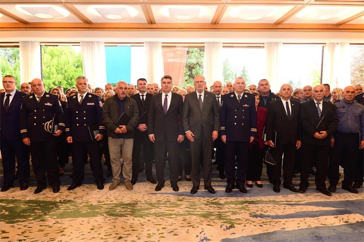 POVODOM DANA POLICIJE Predsjednik RH odlikovao i djelatnike PU istarske