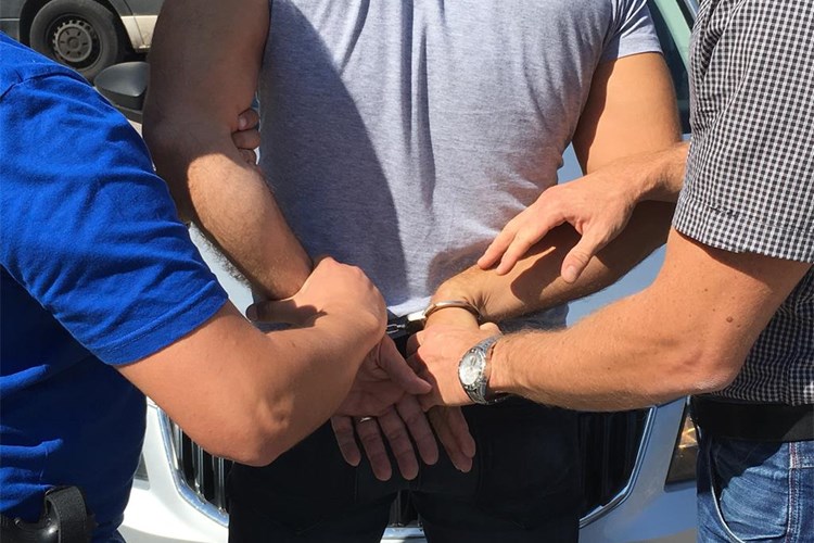 Pijani mladići iz Njemačke napali policajca u Puli PRISILNO SU UHIĆENI 