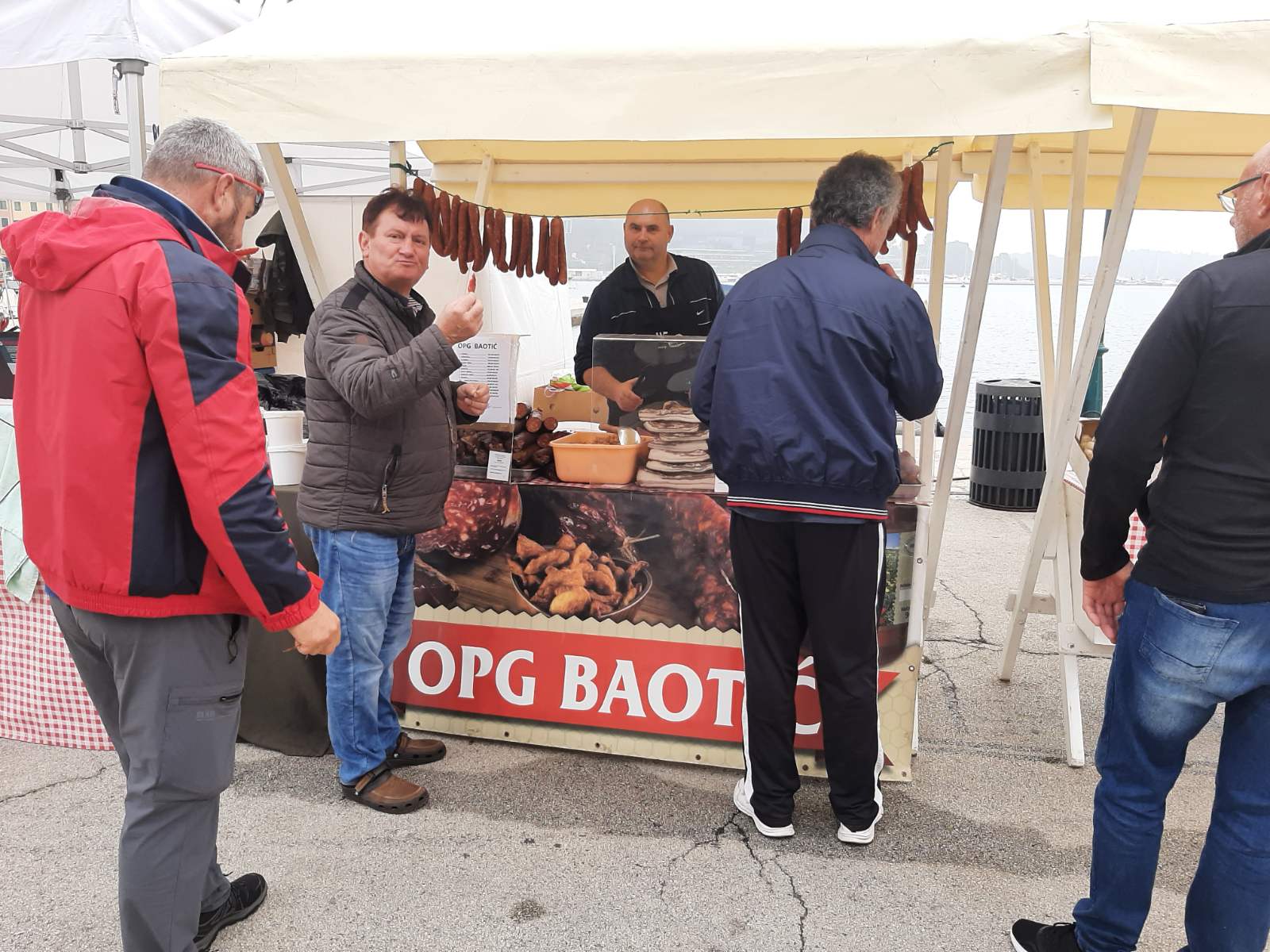 SLAVONSKE DELICIJE NA RIVI Građani Rovinja pohrlili po kulenovu seku, čvarke, pancetu i kruh ispod peke
