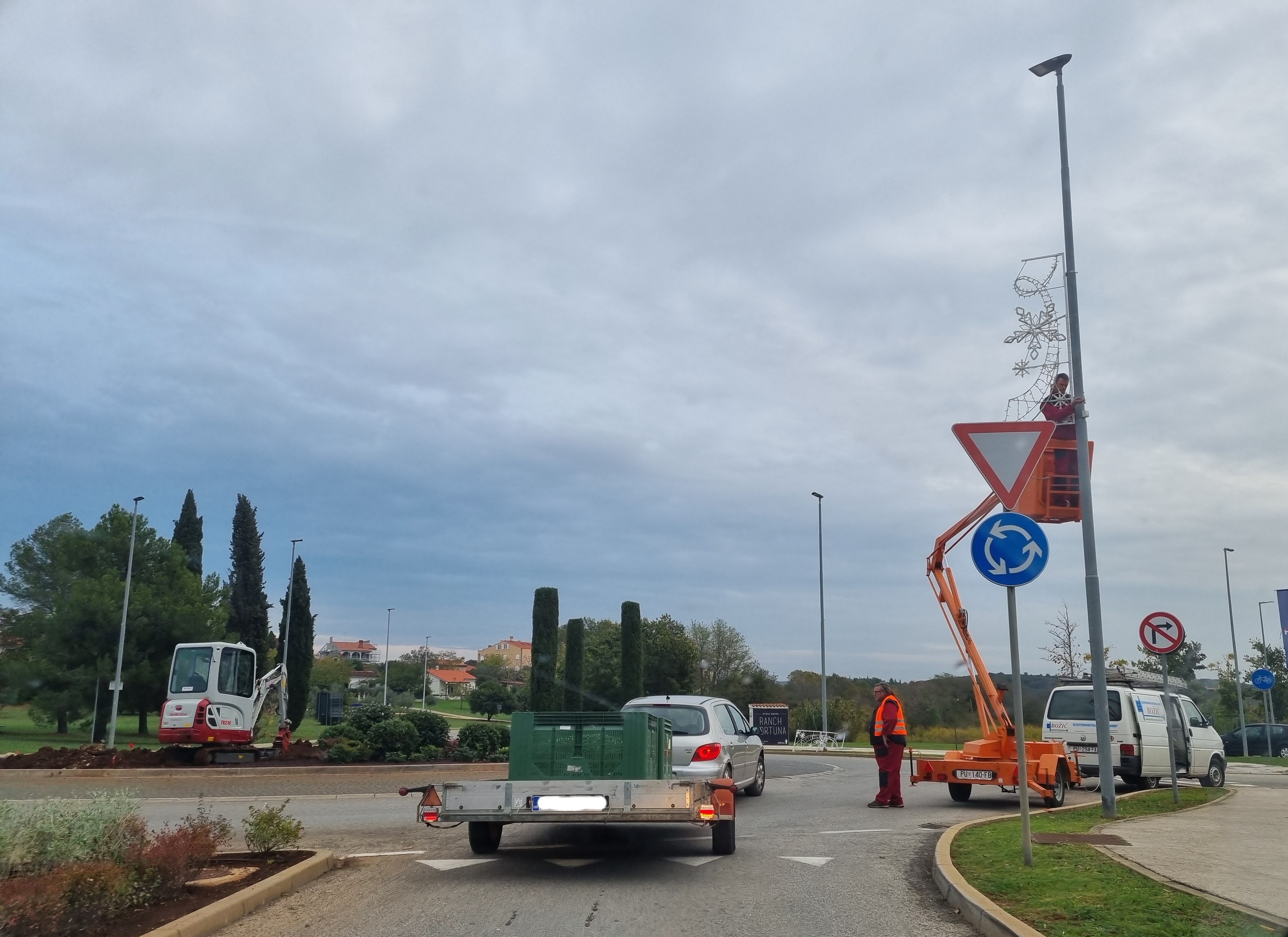 OSVANULI PRVI UKRASI! Rovinj se presvlači u blagdansko ruho