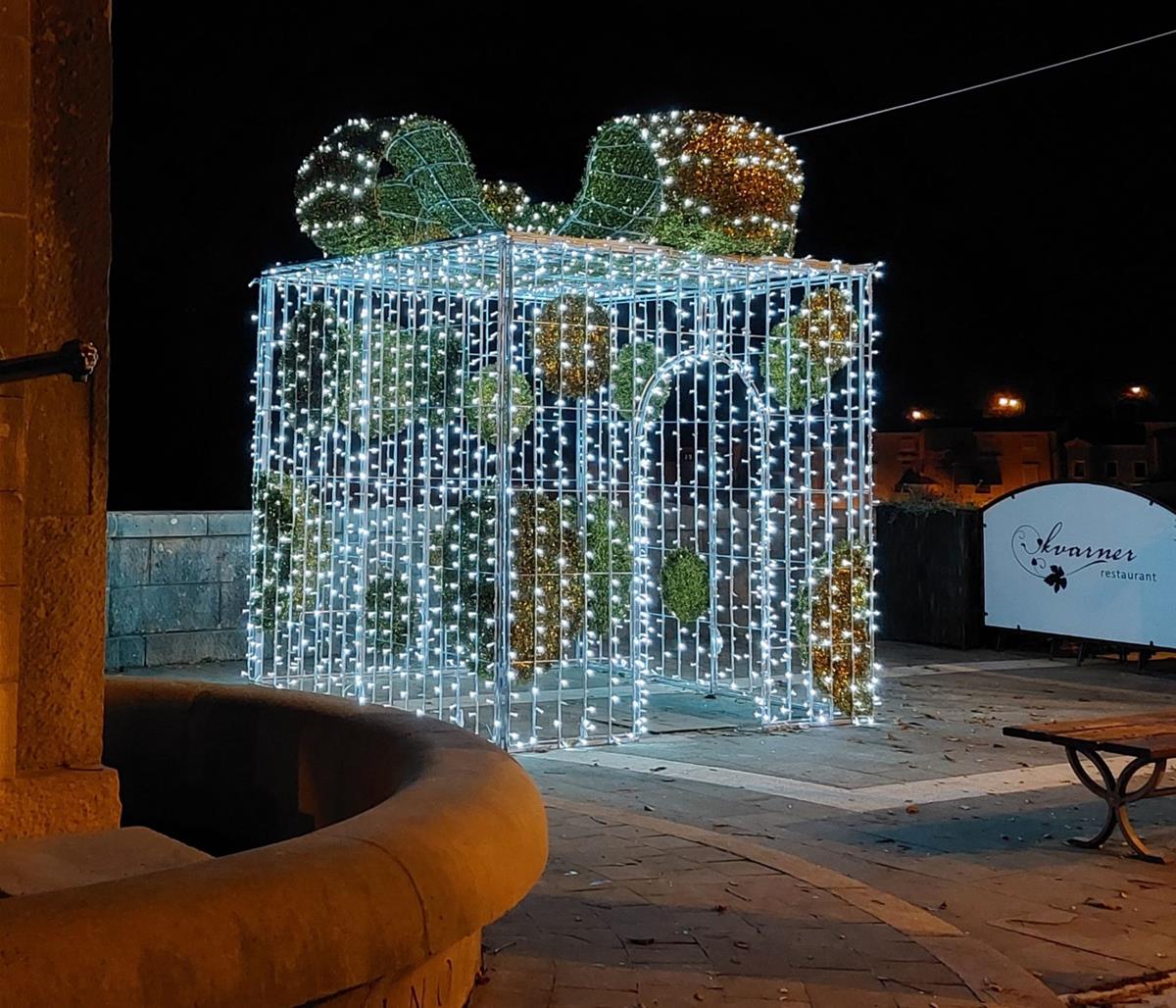U Labinu se postavljaju nove dekoracije za još ljepšu Božićnu bajku
