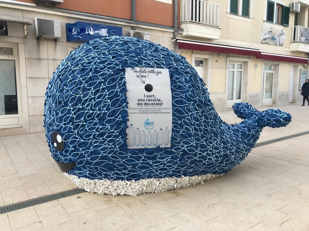 SIMPATIČNA INSTALACIJA U centru Umaga nasukao se kit koji poziva na recikliranje