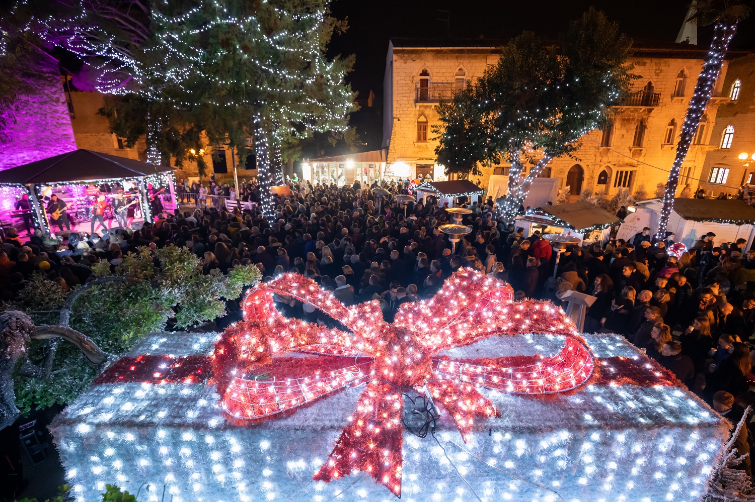 Poreč: Večeras koncert Matije Cveka, sutra izvlačenje Novogodišnje lutrije Društva invalida Poreč